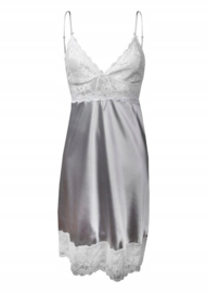 Harper | Vrouwelijke zilver-  grijs satijnen chemise | cadeautip | satijnen nachthemd met kant | DKaren | korting |