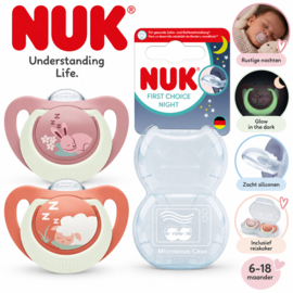 NUK First Choice Night Fopspenen 6-18 Maanden – Glow in the Dark – Siliconen – 2 Stuks – Inclusief Reiskoker