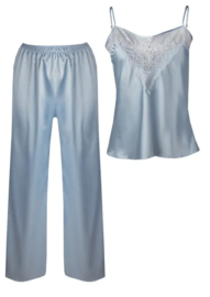 Uitzonderlijke blauwe satijnen pyjama versierd met kant | lichtblauwe satijnen pyjama | cadeau-idee | DKaren Melanie