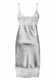Harper | Vrouwelijke zilver-  grijs satijnen chemise | cadeautip | satijnen nachthemd met kant | DKaren | korting |