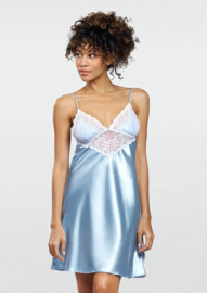 Vrouwelijke lichtblauwe satijnen chemise | cadeautip | satijnen nachthemd met kant | DKaren Luna