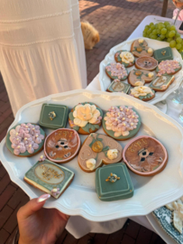 GEPERSONALISEERD KOEKJE MET HANDBESCHILDERDE DETAILS