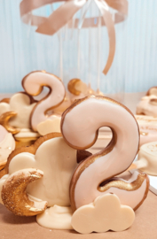 love you to the moon and back sweettable +- 40 personen