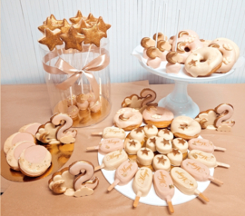 love you to the moon and back sweettable +- 40 personen