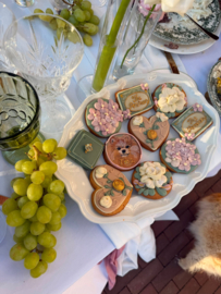 GEPERSONALISEERD KOEKJE MET HANDBESCHILDERDE DETAILS