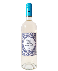 Fles etiket met tekst ' Panterprint na de wijn ben ik weer leuk'