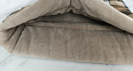 Jeppieteckel slaapzak/mand bruin/blauw geruit - camel inclusief rond kussentje