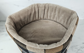 Jeppieteckel slaapzak/mand bruin/blauw geruit - camel inclusief rond kussentje