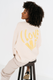 MAICAZZ MOVA- SWEATSHIRT SAND MELANGE/ GELE LETTERS ACHTERKANT(sale kan niet retour)