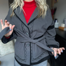 MAICAZZ LOIS- JACKET ANTRACITE(VALT RUIMER)(sale kan niet retour)(WACHT OP MIJN BEVESTIGINGSMAIL IVM VOORRAAD)