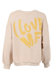 MAICAZZ MOVA- SWEATSHIRT SAND MELANGE/ GELE LETTERS ACHTERKANT(sale kan niet retour)