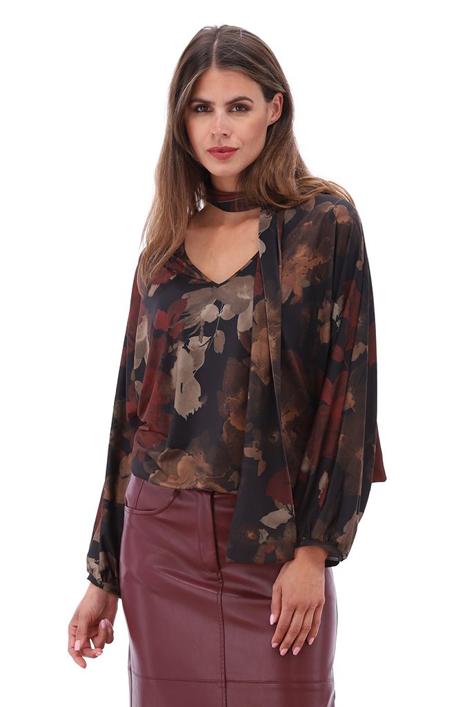 K-DESIGN B126 V-HALS TOP MET SJAALTJE & DESIGN P013