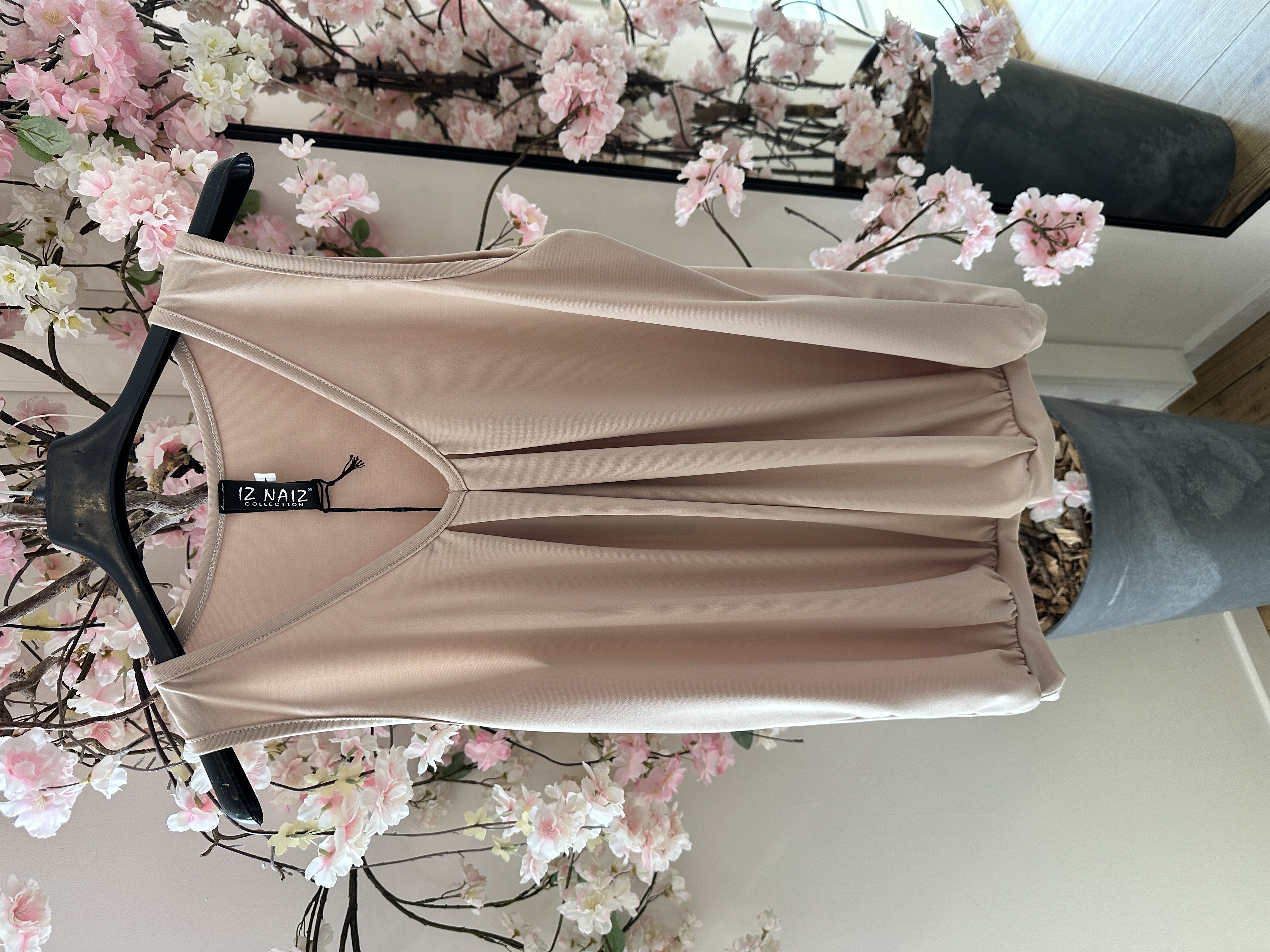 IZ NAIZ V-hals top zand 3382