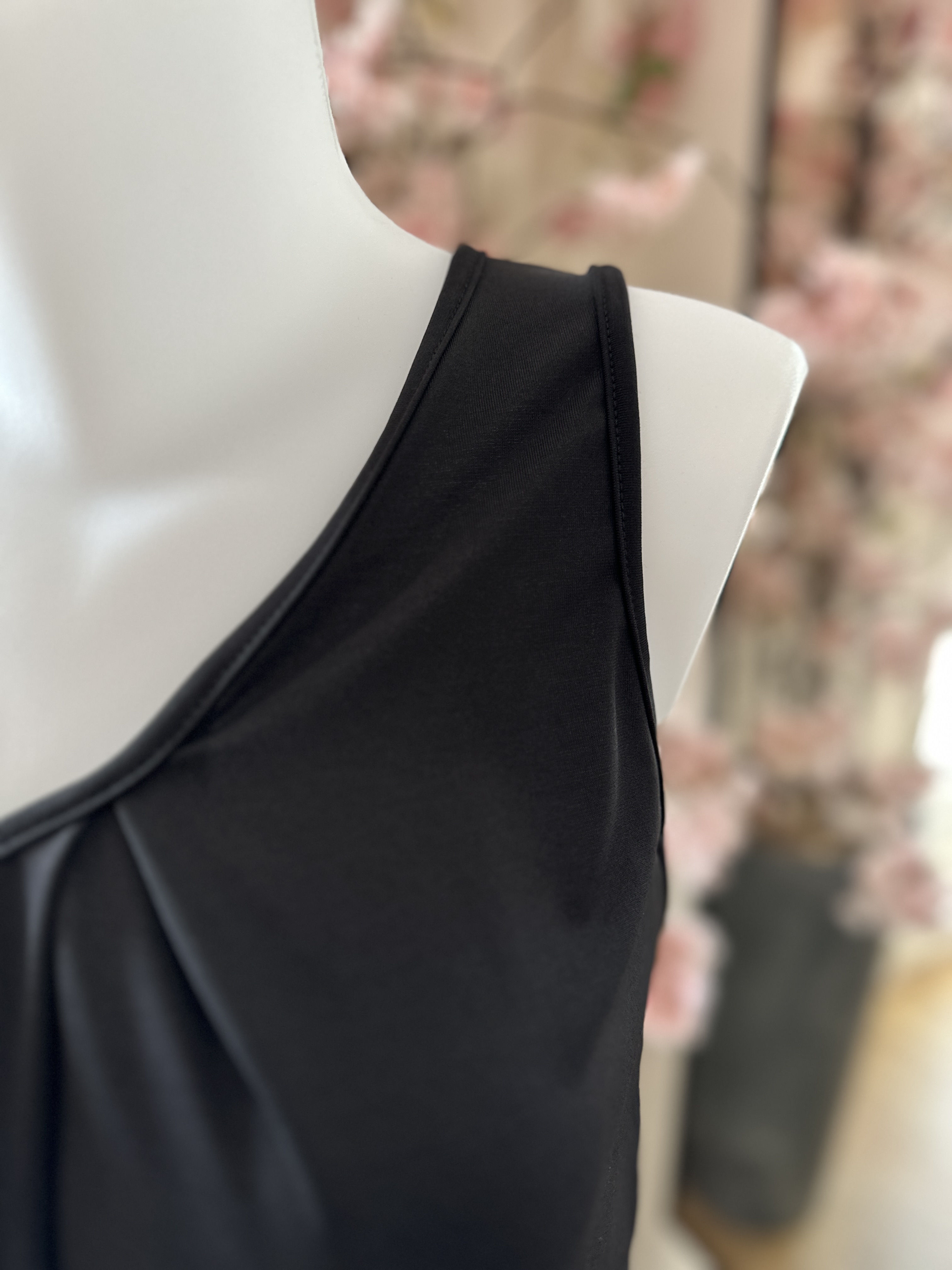 IZ NAIZ V-hals top zwart 3382