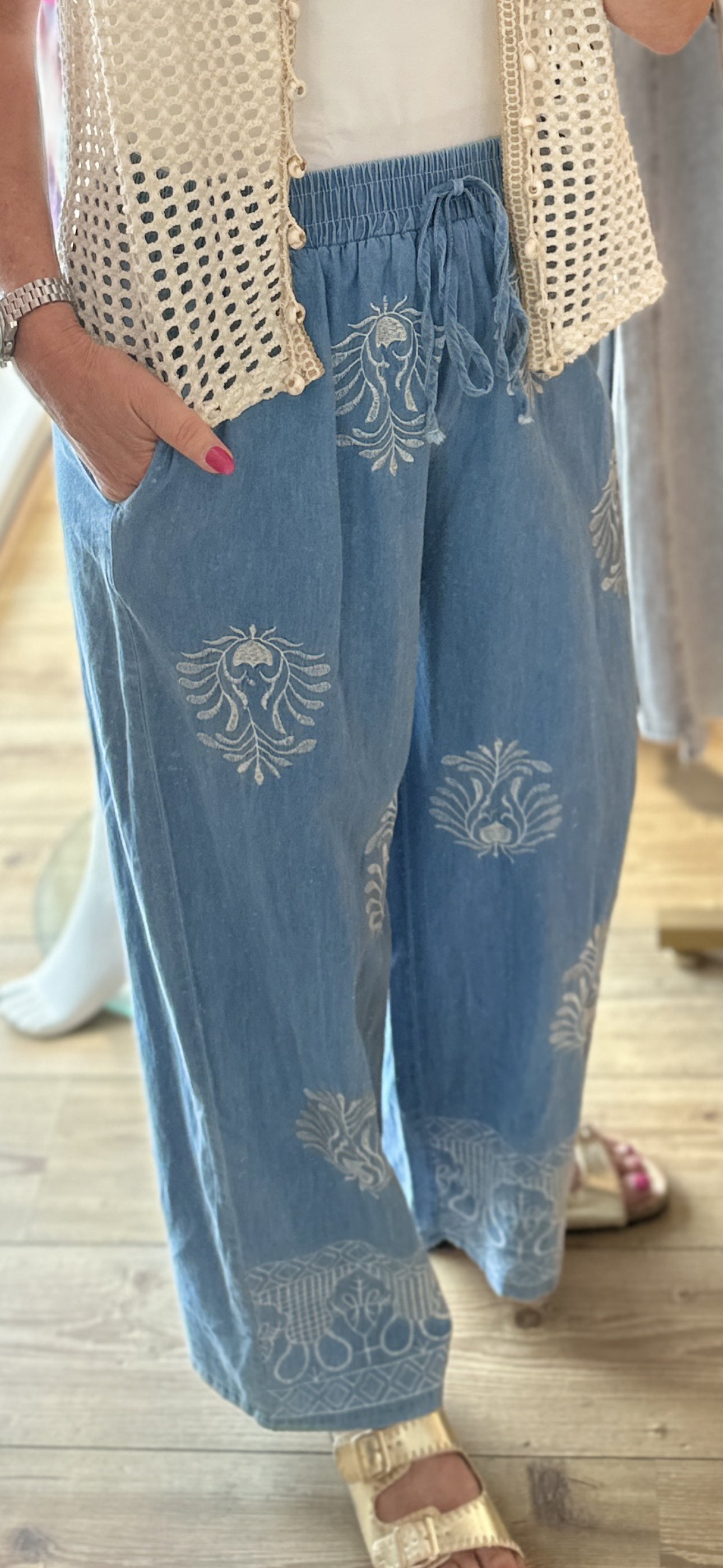 Lamiar wijde lange denim pantalon met geborduurde print