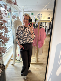 Boothals top dun gehaakt met leopard print