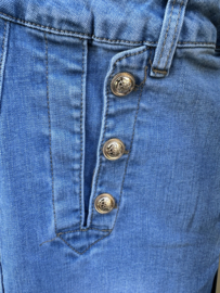 Gemma Ricceri - stretchy jeans met gouden knopen