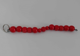 Kralen slinger 19 cm. met rode kralen