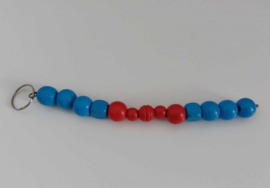 Kralen slinger 20 cm. met blauwe en rode kralen