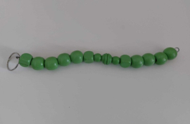 Kralen slinger 21 cm. met groene kralen