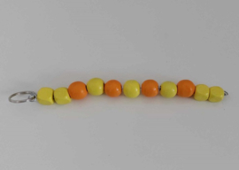 Kralen slinger 18 cm. met gele en oranje kralen