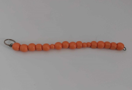 Kralen slinger 26 cm. met oranje kralen