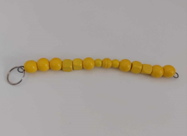 Kralen slinger 21 cm. met gele kralen