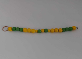Kralen slinger 29 cm. met gele  en groene kralen