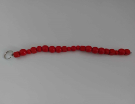 Kralen slinger 31 cm. met rode kralen