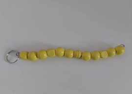 Kralen slinger 19 cm. met gele kralen