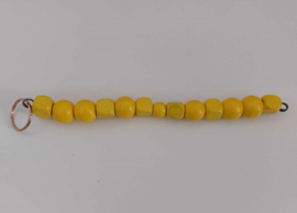 Kralen slinger 20 cm. met gele kralen