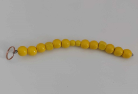 Kralen slinger 22 cm. met gele kralen