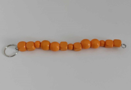 Kralen slinger 18 cm. met oranje kralen