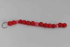 Kralen slinger 22 cm. met rode en roze kralen