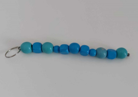 Kralen slinger 17 cm. met blauwe en lichtblauwe kralen