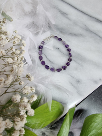 Armband gevormd uit amethist kralen