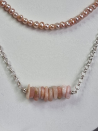 Parelset in zachtroze met zwaardere ketting