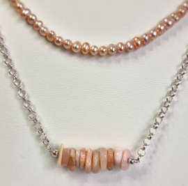 Parelset in zachtroze met zwaardere ketting
