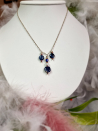 Zilveren ketting met bedeltjes in sodaliet
