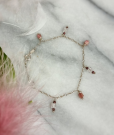 Zilveren armbandje met rhodoniet  en kristal bedeltjes