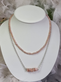 Parelset in zachtroze met zwaardere ketting