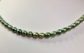 Fijne parelketting in zachtgroene kleur