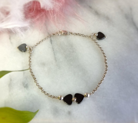 Zilveren armbandje met hematiet hartjes