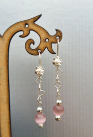 Zilveren oorbellen met bloemetjesmotief , ketting van hartjes en kralen
