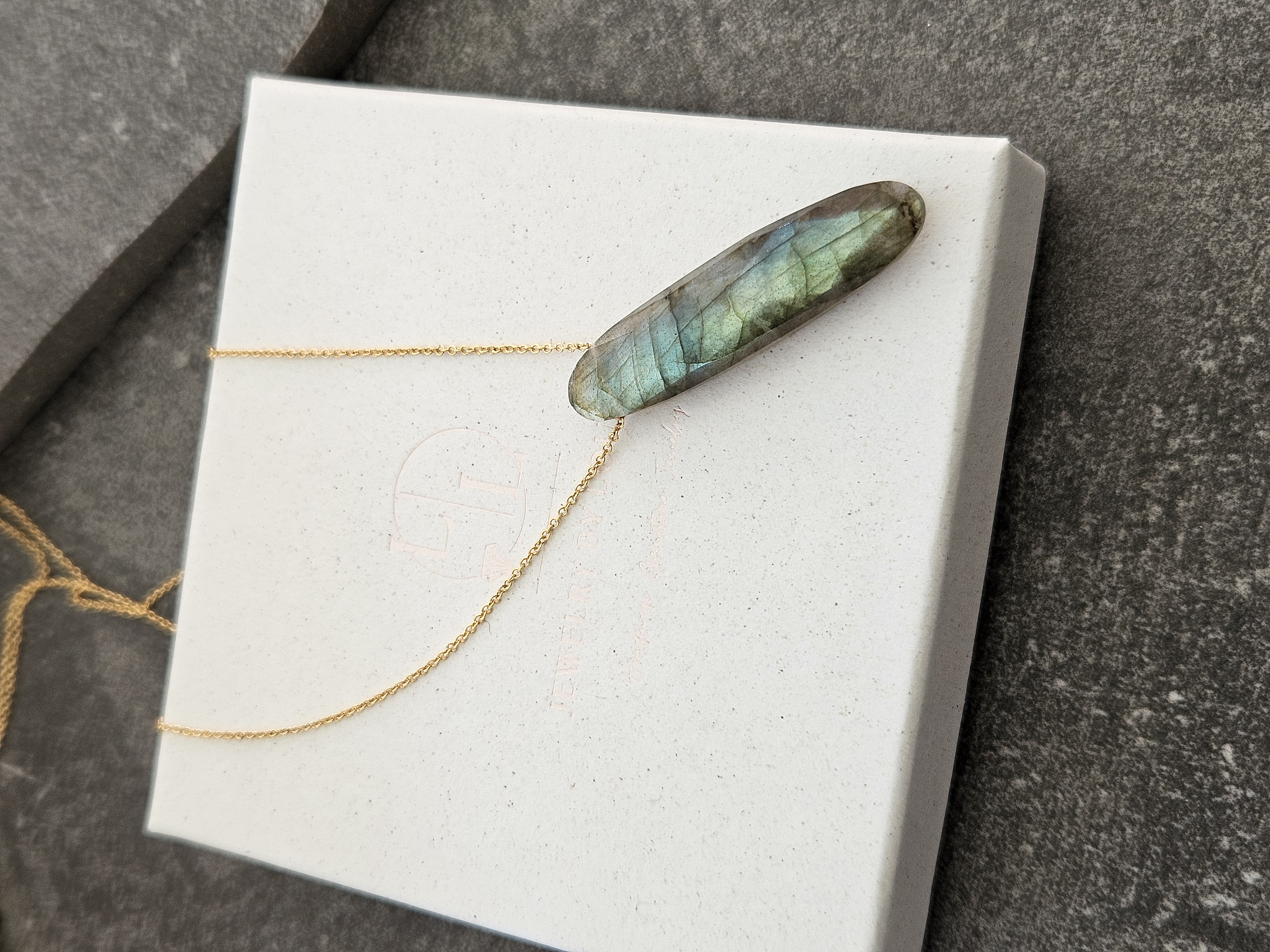Fijn kettinkje met Labradoriet hanger, 14k goldfilled & 925 sterling zilver