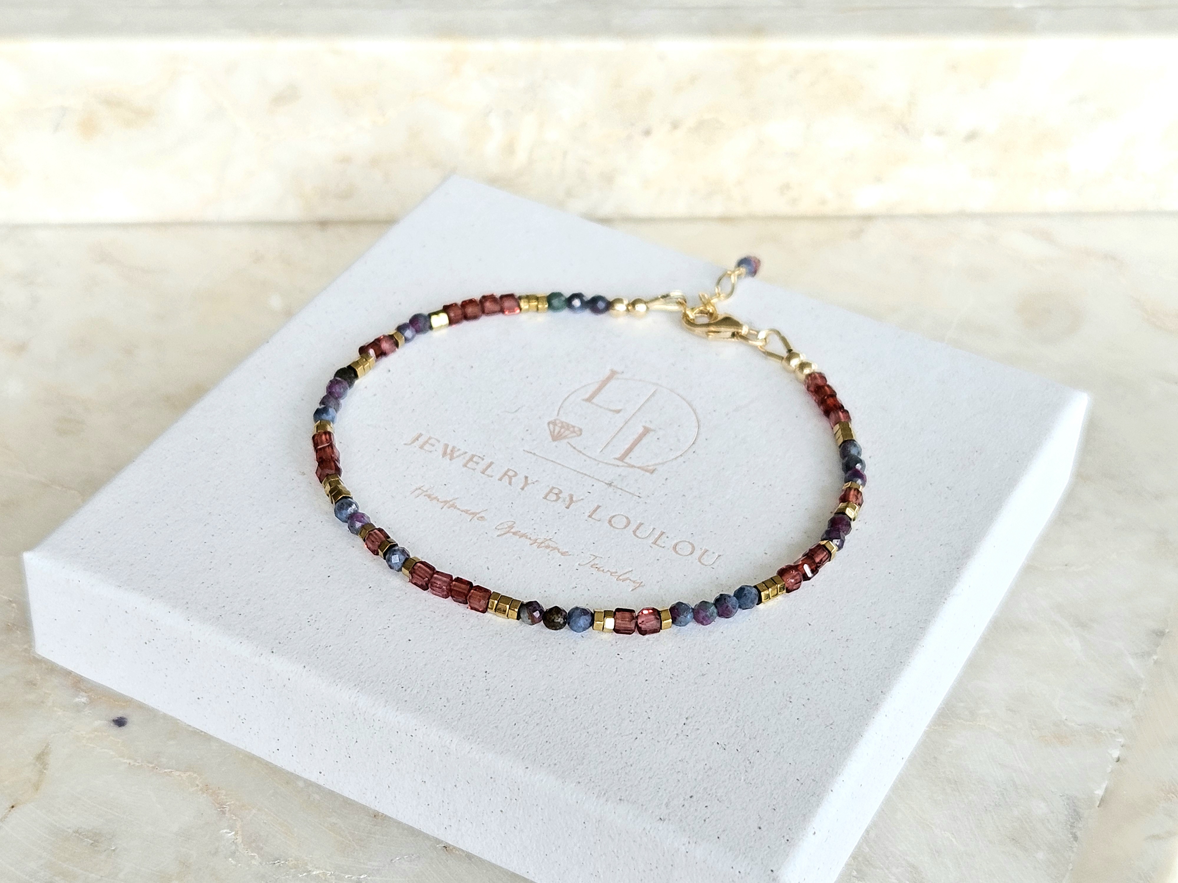 AAA Malaya Granaat en Robijn-Fuchsiet in Kyaniet en Hematiet kralen armband  14k goldfilled - 925 sterling zilver