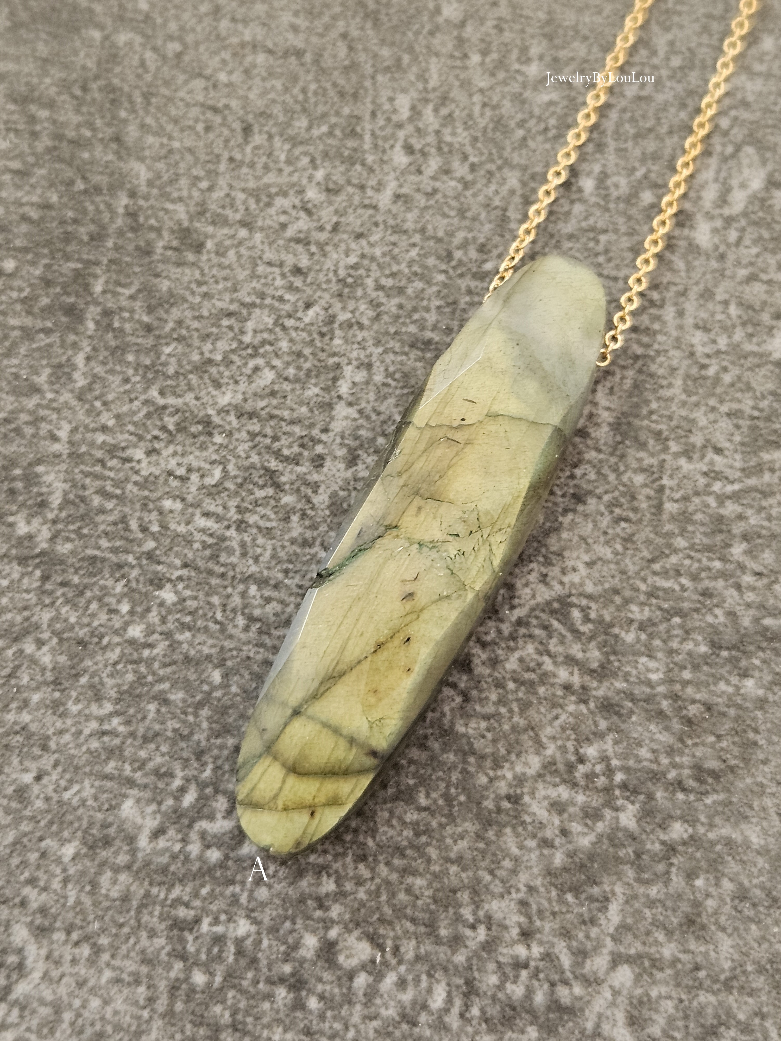Fijn kettinkje met Labradoriet hanger, 14k goldfilled & 925 sterling zilver