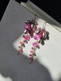 Cluster oorbellen met zoetwaterparel, roze saffier en spinel 14k goldfilled
