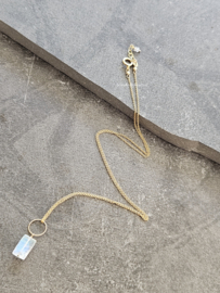 Fijn kettinkje met regenboog maansteen hanger, 14k goldfilled