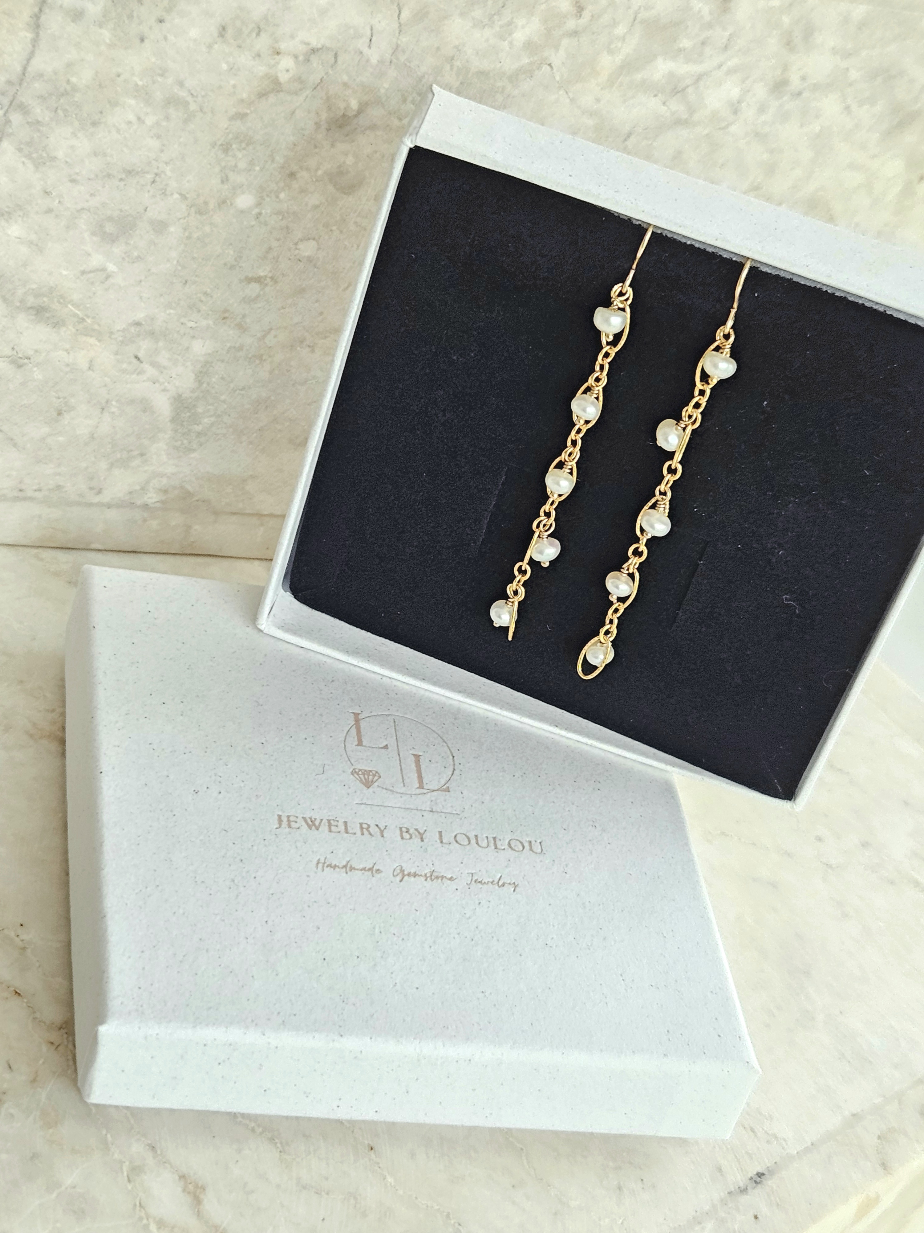Lange fijne zoetwaterparel oorbellen  14k goldfilled & 925 sterling zilver